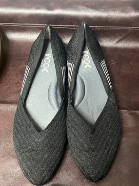 Inooknit sustainable pointed toe knit flat, size 8.5 NWOT, black w/ gray accent.